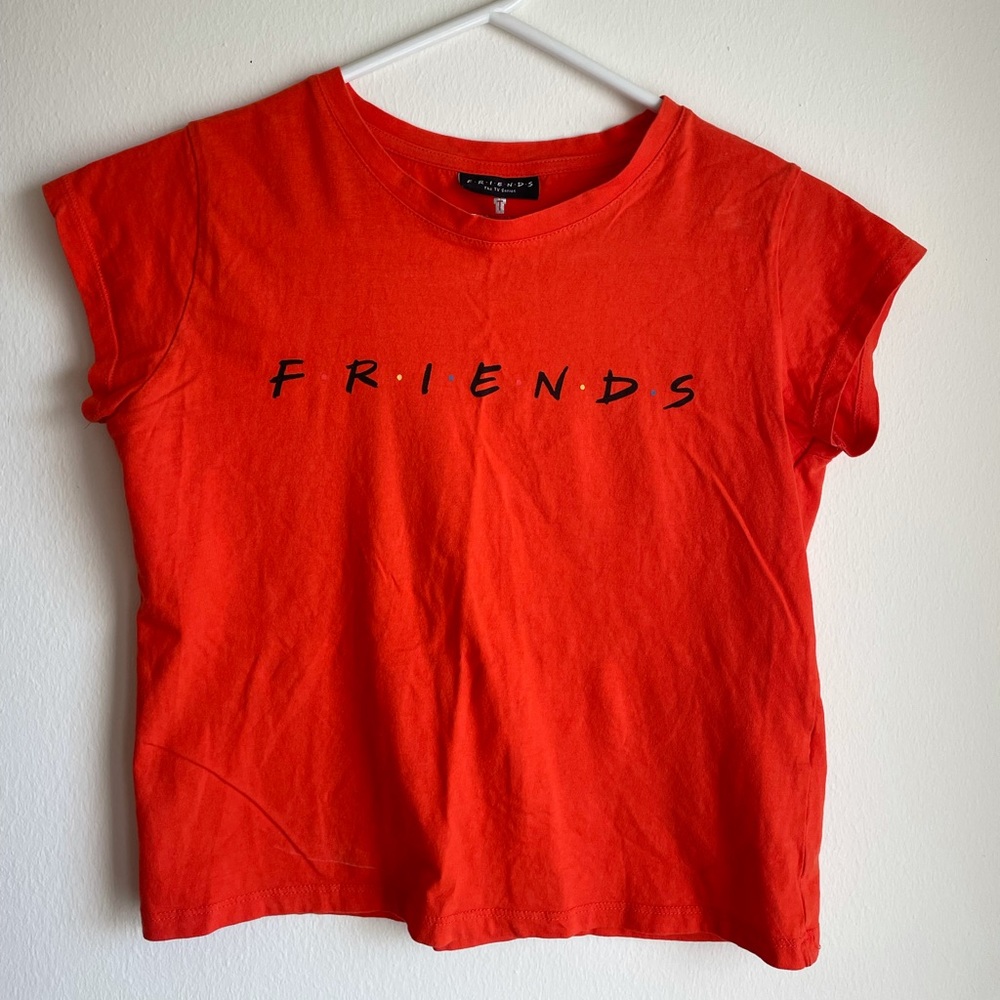 Orange “friends” crop top T-shirt size small
